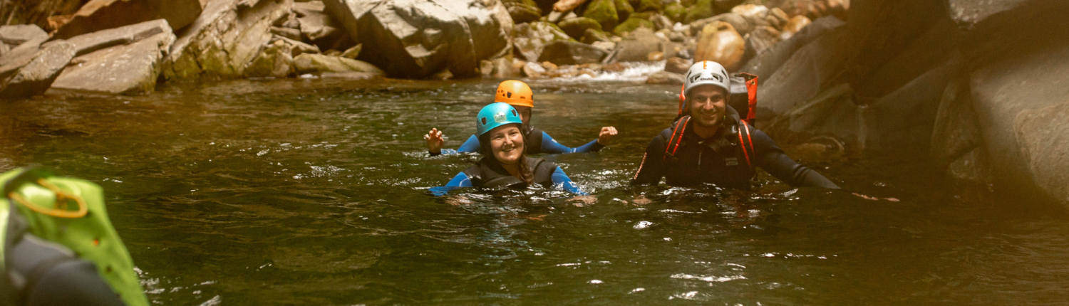 CanyoningBodengo FamilieimCanyonhatFreudebeimSchwimmen