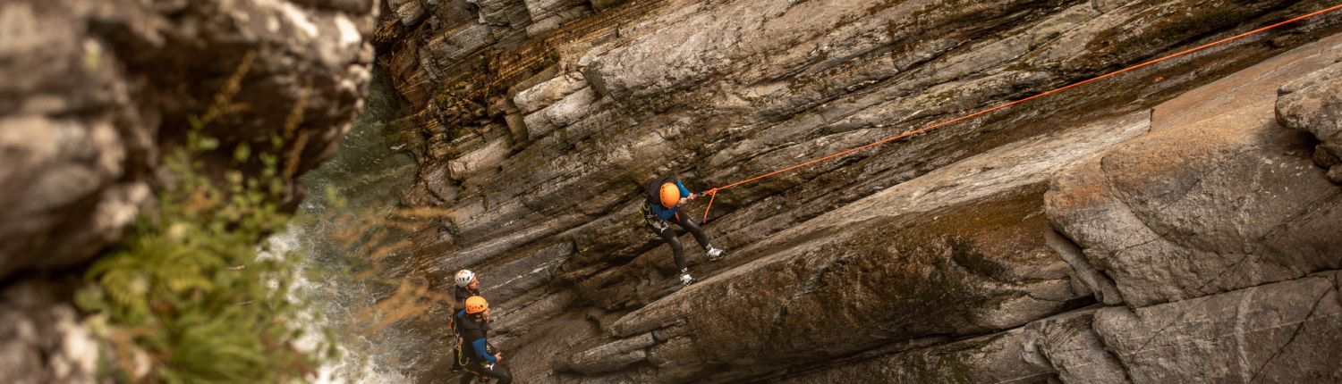 CanyoningBodengo FreundeseilensichabinkristallklaresWasser