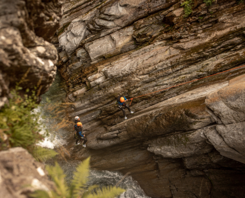 CanyoningBodengo FreundeseilensichabinkristallklaresWasser