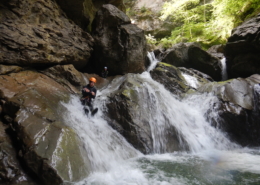 MannrutschtfröhlichüberSteineimCanyon