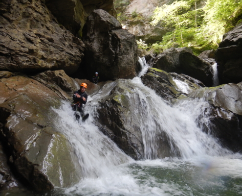MannrutschtfröhlichüberSteineimCanyon