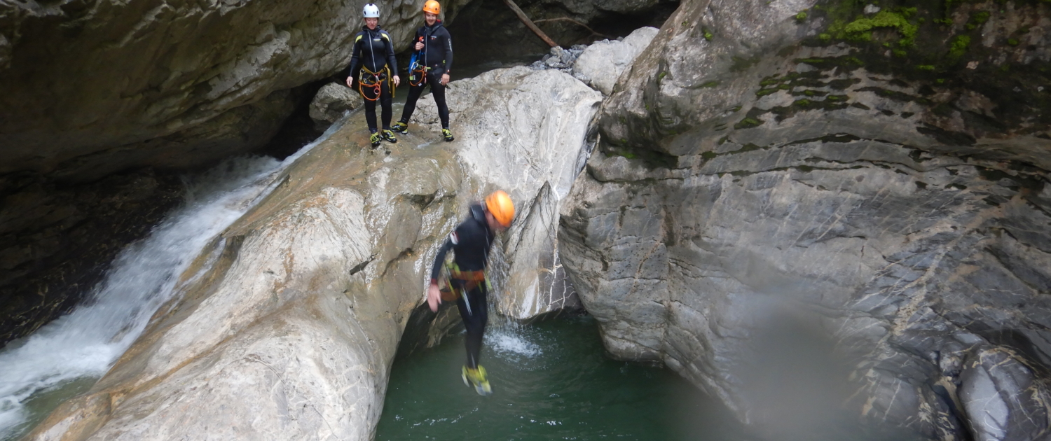 CanyoningFortgeschritten MannderinSchluchtinsWasserspringtbeimCanyoning