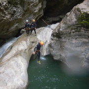 CanyoningFortgeschritten MannderinSchluchtinsWasserspringtbeimCanyoning