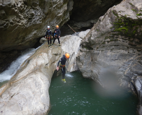 CanyoningFortgeschritten MannderinSchluchtinsWasserspringtbeimCanyoning