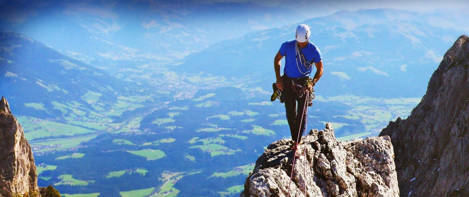 Alpinsport Guide balanciert auf dem wunderschönen Felsen / Berg