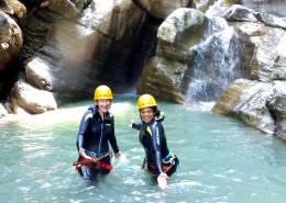 Canyoning Gutschein von 2 schönen Frauen genossen