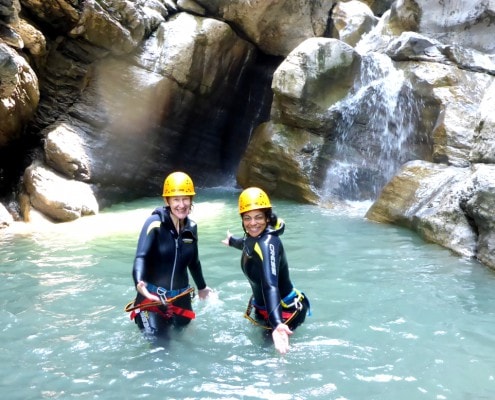 Canyoning Gutschein von 2 schönen Frauen genossen