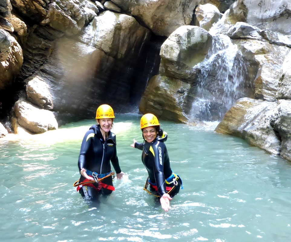 Canyoning Gutschein von 2 schönen Frauen genossen