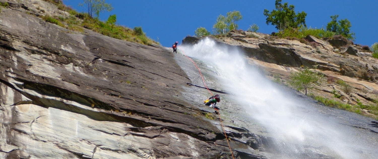 Zwei Leute beim Canyoning Bodengo nahe dem atemberaubenden Wasserfall
